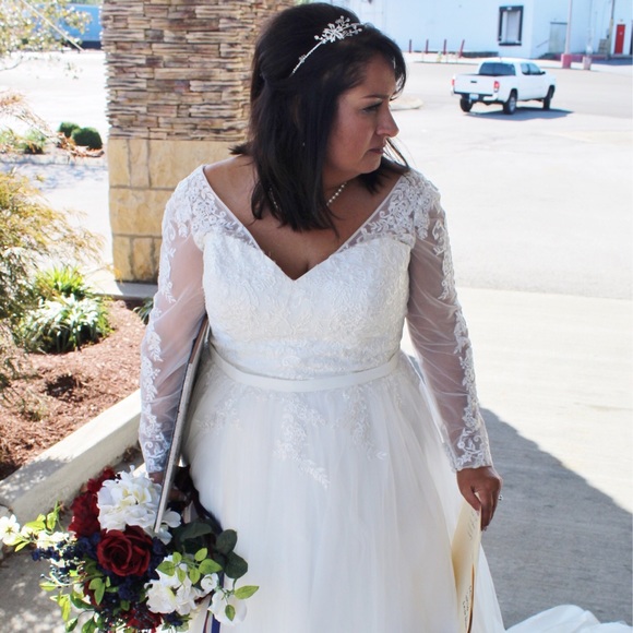 David’s bridal size 18 beautiful wedding dress - Picture 7 of 8